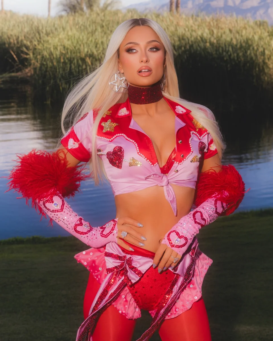 Outfit ID: Paris Hilton 4.11.26